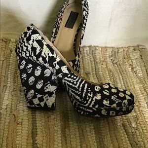 Size 6.thick heel platforms5 in high heel/platform
